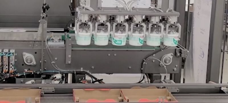 Robot empacador de vasos de lácteos