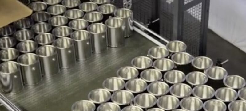 Depalletizing Paint Cans